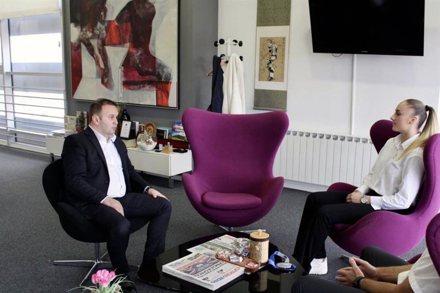 ИСТОЧНО САРАЈЕВО, 29. ОКТОБРА /СРНА/ - Градоначелник Источног Сарајева Љубиша Ћосић угостио је данас свјетску вицешампионку у каратеу Марину Куртеш и пожелио јој много среће и успјеха, како у спортској каријери, тако и у наставку школовања.