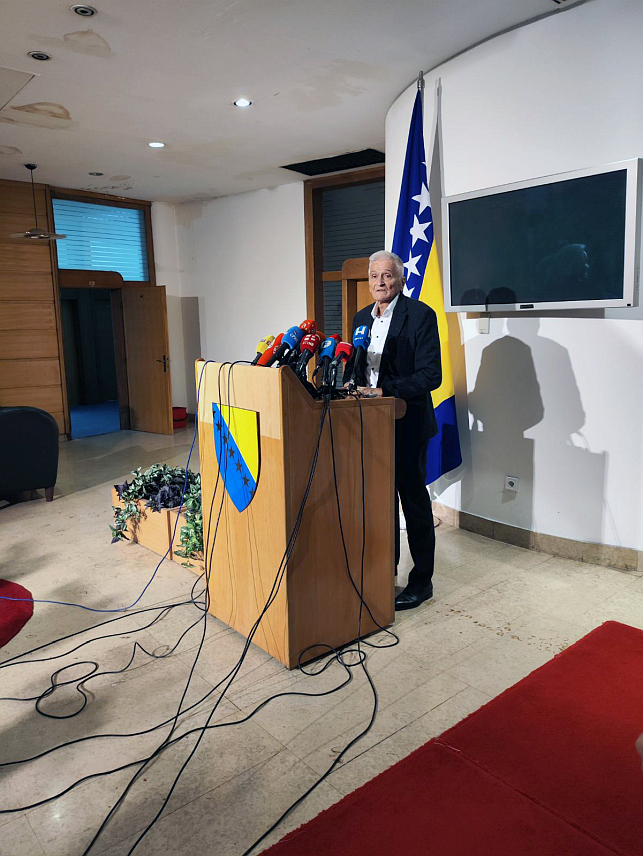 САРАЈЕВО, 29. ОКТОБРА /СРНА/ - Замјеник предсједавајућег Дома народа Парламентарне скупштине БиХ Никола Шпирић оцијенио је да се ствари у БиХ помјерају напријед и да је став Клуба српског народа био да се приступи глобалној реформи Уставног суда БиХ.