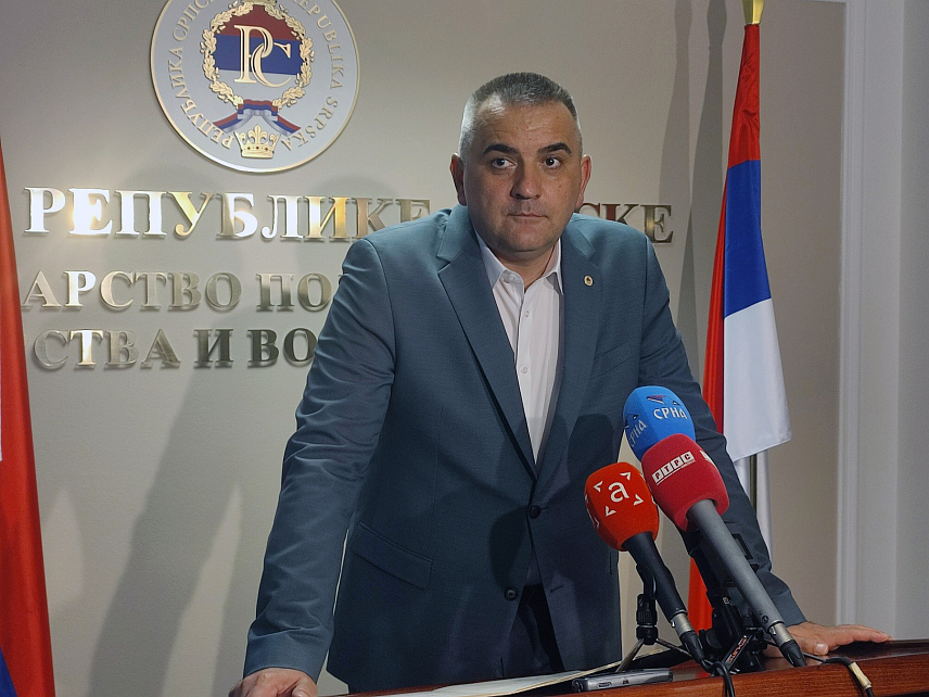 БАЊАЛУКА, 29. ОКТОБРА /СРНА/ - Министар пољопривреде, шумарства и водопривреде Републике Српске Саво Минић затражио је данас од руководства предузећа "Шуме Републике Српске" да му до краја дана достави списак која шумска газдинства нису извршила процес производње или примијенила информациони систем, а да ће одговорни за то одмах бити смијењени.