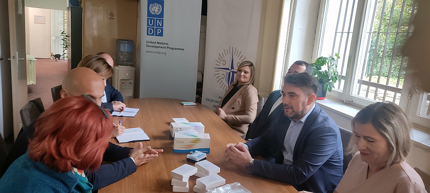 БАЊАЛУКА, 29. ОКТОБРА /СРНА/ - Републичком хидрометеоролошком заводу данас је у Бањалуци Развојни програм УН /УНДП/ донирао опрему вриједности 25.000 долара која ће се користити за обављање надлежности из области хидрологије, метеорологије и заштите животне средине.	