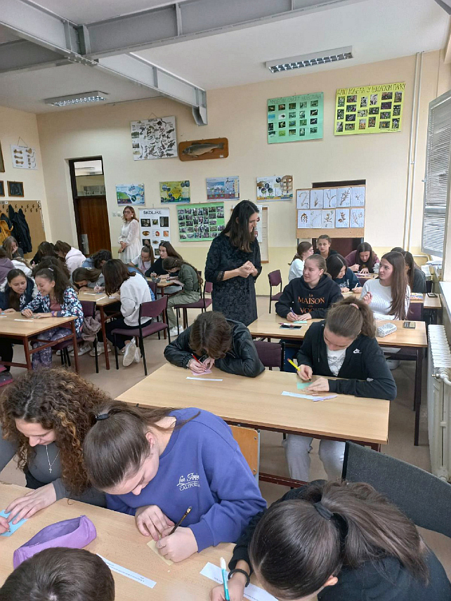 ПРЊАВОР, 29. ОКТОБРА /СРНА/ - Ученици и професори Гимназије у Прњавору низом активности обиљежили су Свјетски дан школских библиотека и указали на значај библиотека у образовању и васпитању ученика.	
