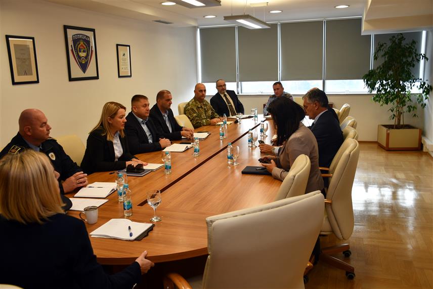 БАЊАЛУКА, 2. ОКТОБРА /СРНА/ - Полицијски службеници предузеће све мјере и радње из своје надлежности с циљем омогућавања повољног безбједносног амбијента за одржавање локалних избора на 2.042 гласачка мјеста у Републици Српској, констатовано је у Бањалуци на Стручном колегијум министра унутрашњих послова Српске Синише Карана.