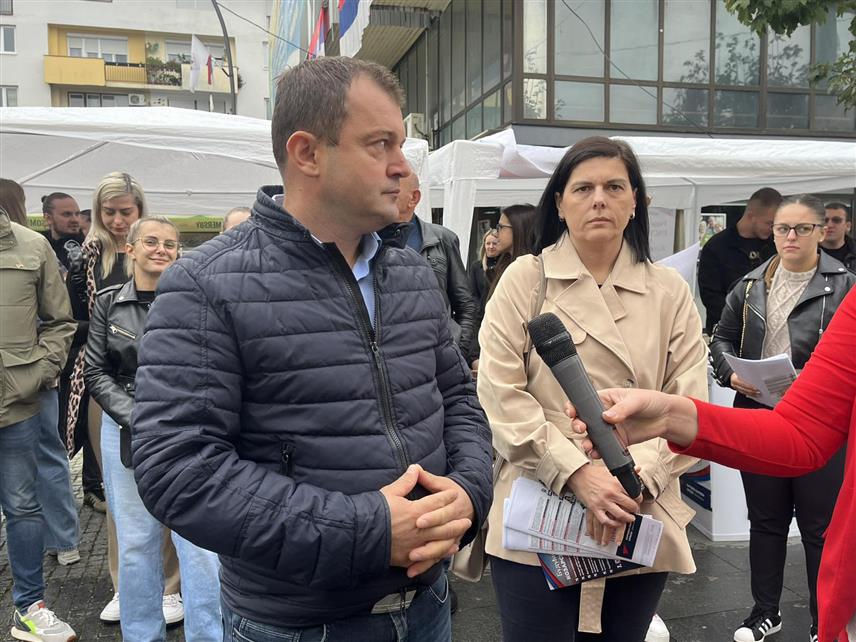 КОЗАРСКА ДУБИЦА, 2. ОКТОБРА /СРНА/ - Кандидат НПС-а за начелника општине Козарска Дубица Драган Брдар на окупљању са чланством у Козарској Дубици.