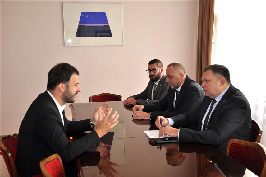 ПРИЈЕДОР, 2. ОКТОБРА /СРНА/ - Градоначелник Приједора Слободан Јавор разговаро је данас са министром за научнотехнолошки развој, високо образовање и информационо друштво Републике Српске Жељком Будимиром. Састанку је присуствовао и министар рада и борачко-инвалидске заштите Републике Српске Данијел Егић.