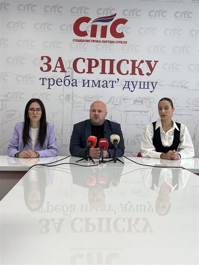 БАЊАЛУКА, 2. ОКТОБРА /СРНА/ - Секретар Градског одбора Социјалистичке партије Српске /СПС/ Давид Понорац на конференцији за новинаре.