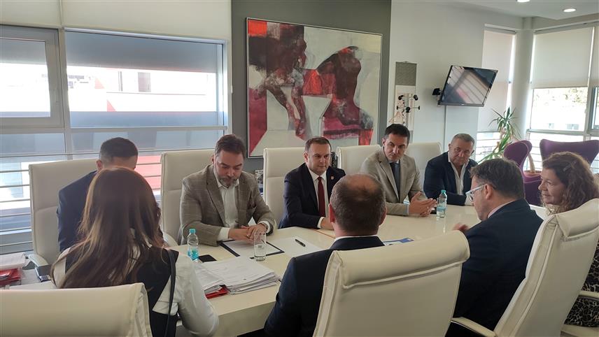 ИСТОЧНО САРАЈЕВО, 2. ОКТОБРА /СРНА/ - Министар спољне трговине и економских односа у Савјету министара Сташа Кошарац током састанка са градоначелником Источног Сарајева Љубишом Ћосићем и резидентним представником УНДП-а у БиХ Реноом Мејером.