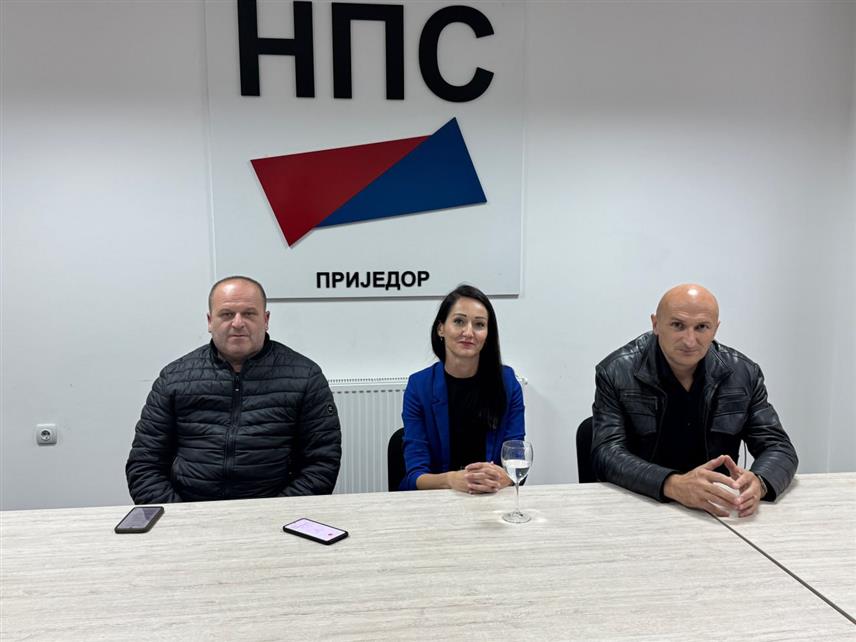 ПРИЈЕДОР, 2. ОКТОБРА /СРНА/ - Одборнички кандидат Народне партије Српске /НПС/ Маја Ћургуз, кандидат НПС-а за одборника Зоран Вукић и одборнички кандидат Зоран Бујић на конференцији за новинаре у Приједору.