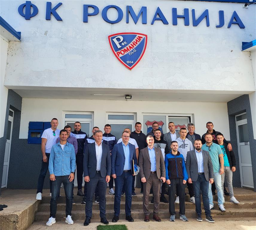 ПАЛЕ, 2. ОКТОБРА /СРНА/ - Помоћник министра за омладину, породицу и спорт Републике Српске Марио Ђуран са руководством општине и народним послаником Дамјаном Шкипином.