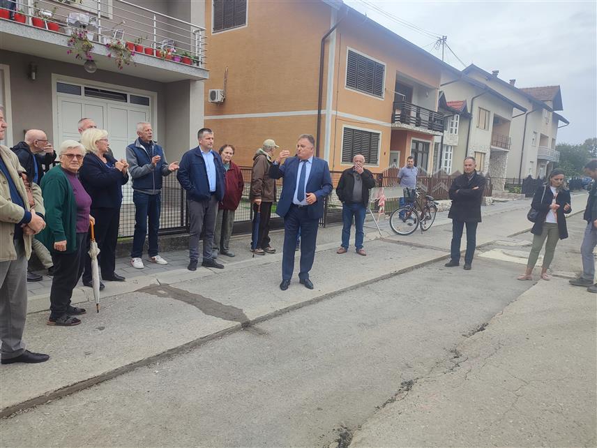 ГРАДИШКА, 2. ОКТОБРА /СРНА/ - У мјесној заједници Текија у Градишци у току је реконструкција и асфалтирање пет улица и пјешачких стаза, те изградња и реконструкција канализације које финансирају овај град и Министарство за расељена лица и избјеглице Федерације БиХ.