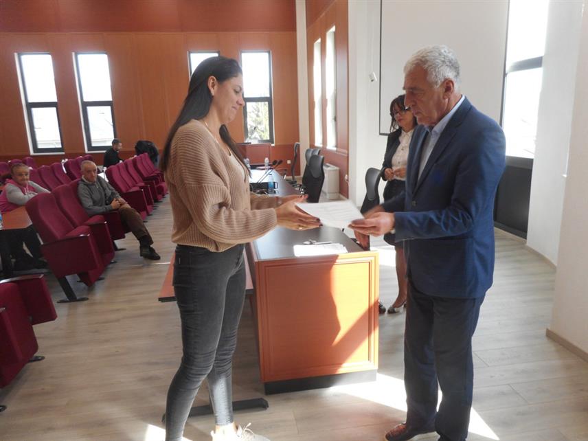 БРАТУНАЦ, 2. ОКТОБРА /СРНА/ - Начелник општине Братунац Лазар Продановић данас је уручио рјешења о стипендирању 21 ученика са подручја ове локалне заједнице без оба или једног родитеља, а накнадно ће бити уручена рјешења за још три ученика из ове категорије.