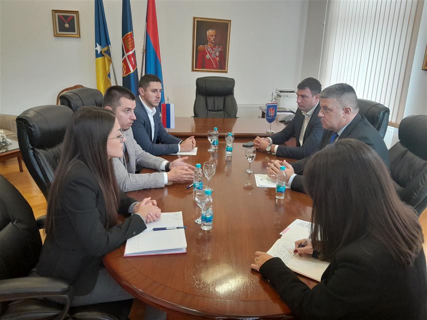 МРКОЊИЋ ГРАД, 2. ОКТОБРА /СРНА/- Министар трговине и туризма Републике Српске Денис Шулић на састанку са начелником општине Драганом Вођевићем.