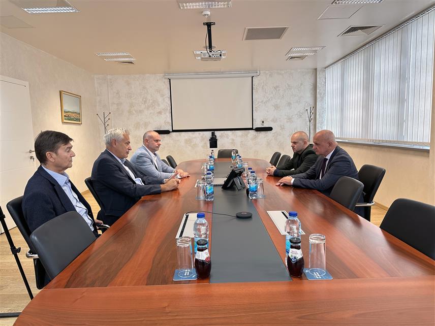 СТАНАРИ, 2. ОКТОБРА /СРНА/ - Рудник и Термоелектрана /РиТЕ/ Станари један су од најзначајнијих енергетских субјеката у земљи који доприносе развоју и стабилности енергетског система и општем привредном расту Српске, истакао је министар енергетике и рударства Републике Српске Петар Ђокић након састанка са директором овог привредног друштва Савом Мирковићем, те најавио нове инвестиције.