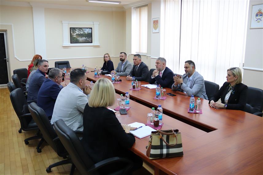 ДЕРВЕНТА, 2. ОКТОБРА /СРНА/ - Министар здравља и социјалне заштите Републике Српске Ален Шеранић разговарао је данас са градоначелником Дервенте Милорадом Симићем.