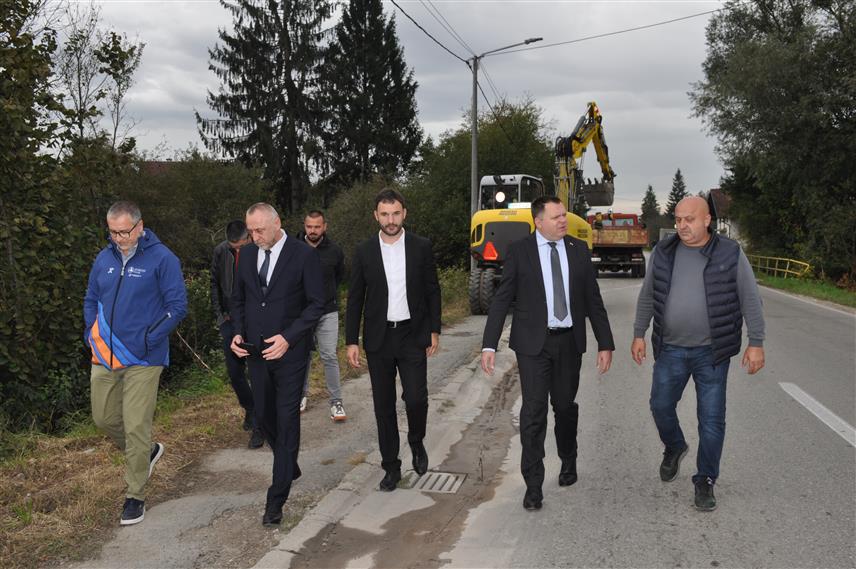 ПРИЈЕДОР, 2. ОКТОБРА /СРНА/ - Градоначелник Приједора Слободан Јавор посјетио је данас више локација на којима се изводе радови саобраћајне инфраструктуре, међу којима је најзахтјевнији пројекат реконструкције и постављања семафора на раскрсници код Вилака вриједности 935.000 КМ.	