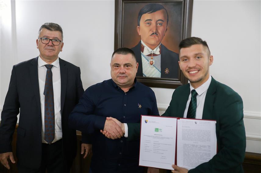 БАЊАЛУКА, 2. ОКТОБРА /СРНА/ - Удружењу за очување гарантоване традиције специјалитета "бањалучких ћевапа" данас је у Градској управи додијељено рјешење за регистрацију гарантовано традиционалног специјалитета "бањалучки ћевап".