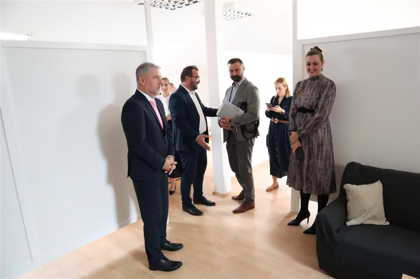 ДЕРВЕНТА, 2. ОКТОБРА/СРНА/ - Министар здравља и социјалне заштите Републике Српске Ален Шеранић током посјете Центру за дјецу и омладину са сметњама у развоју "Будућност" из Дервенте.