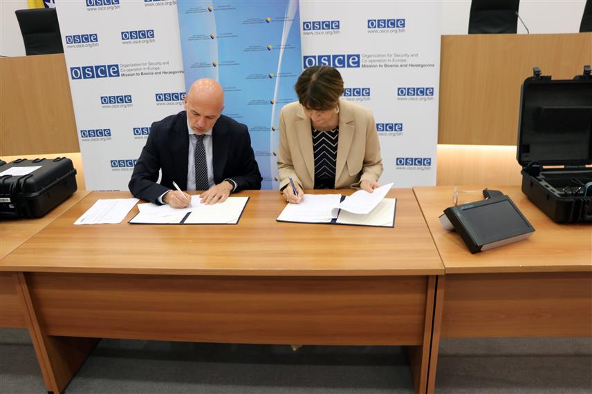 САРАЈЕВО, 2. ОКТОБРА /СРНА/ - Мисија ОЕБС-а у БиХ данас је Централној изборној комисији /ЦИК/ предала опрему и софтвере потребне за спровођење пилот-пројекта у Брчко дистрикту на наредним изборима.