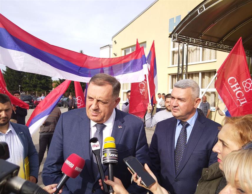 ЛОПАРЕ, 2. ОКТОБРА /СРНА/ - Предсједник СНСД Милорад Додик изјавио је данас у Лопарама да побједа кандидатат ове странке за начелника општине Стевана Сандића отвара пут развоја и просперитета Лопара кроз сарадњу са Републиком Српском и Србијом и поручио да ће се на актуелну тему рударења литијума све радити само у договору са народом.
