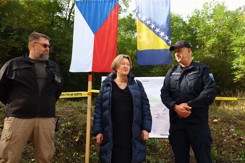 САРАЈЕВО, 2. ОКТОБРА /СРНА/ - Амбасадор Чешке у БиХ Јана Лолић Шинделкова је данас предводила делегацију Амбасаде Чешке приликом посјете пиротехничарима Федералне управе цивилне заштите и чешке Полиције на локалитету бивше војне касарне Жуновница у Хаџићима, у којој се уклањају експлозивна средства, саопштено је из Федералне управе цивилне заштите.