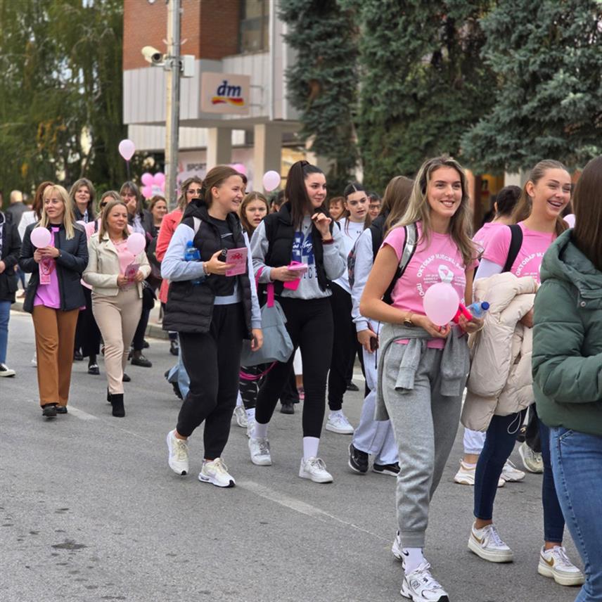 ЗВОРНИК, 2. ОКТОБРА /СРНА/ - Здравствени радници зворничког Дома здравља, ученици медицинске школе и грађани Зворника симболичном шетњом кроз град обиљежили су почетак Међународног мјесеца борбе против рака дојке.	