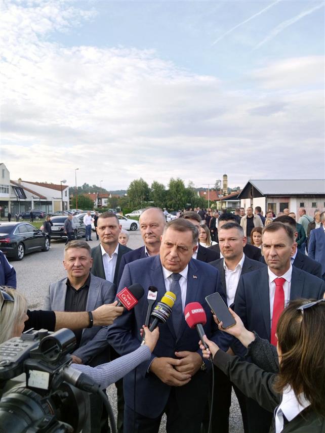 УГЉЕВИК, 2. ОКТОБРА /СРНА/ - Предсједник Републике Српске Милорад Додик изјавио је да се не спрема продаја Рудника и Термоелектране "Угљевик" и да ту причу пласира опозиција која је док је била на власти потписала пројекат "Пауер четири" који је предвиђао приватизацију енергетских извора.