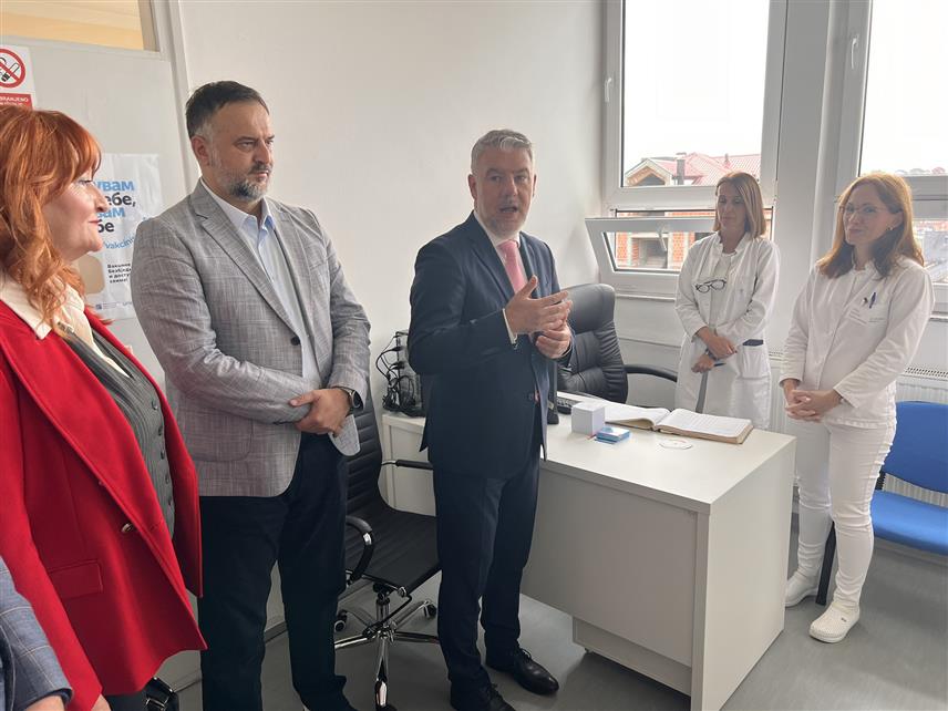 ДЕРВЕНТА, 2. ОКТОБРА /СРНА/ - Министар здравља и социјалне заштите Републике Српске Ален Шеранић присуствовао је у Дому здравља Дервента званичном почетку рада Центра за промоцију здравља и превенцију болести.	