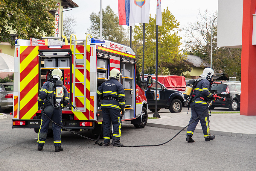 ПРЊАВОР, 2. ОКТОБРА /СРНА/ - Градоначелник Прњавора Дарко Томаш уручио је данас Територијалној ватрогасно-спасилачкој јединици у овом граду кључеве новог возила чија је вриједност 362.000 КМ.	
