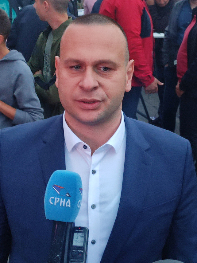 БАЊАЛУКА, 2. ОКТОБРА /СРНА/ - Кандидат СНСД-а за градоначелника Бањалуке Никола Шобот поручио је вечерас да је у мјесној заједници Залужани неопходно завршити путну реконструкцију и ријешити проблем водоснабдијевања.