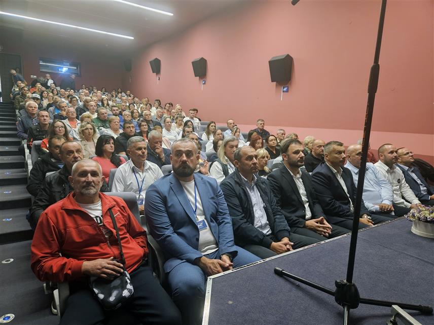 ПРИЈЕДОР, 2. ОКТОБРА /СРНА/ - Предсједник ДНС-а Ненад Нешић изјавио је да очекује да ова партија у Приједору буде парламентарна странка и да са актуелним и, како је истакао, будућим градоначелником Слободаном Јавором води рачуна о грађанима, нарочито о старијим, борачким категоријама и младим.