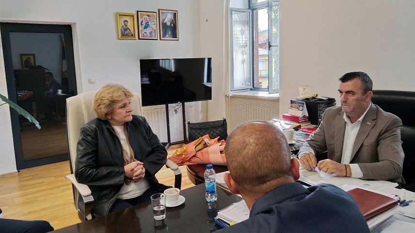 ВЛАСЕНИЦА, 2. ОКТОБРА /СРНА/ - Састанак чувеног српског неурохирурга Данице Грујичић са начелником општине Власеница Мирославом Краљевићем.