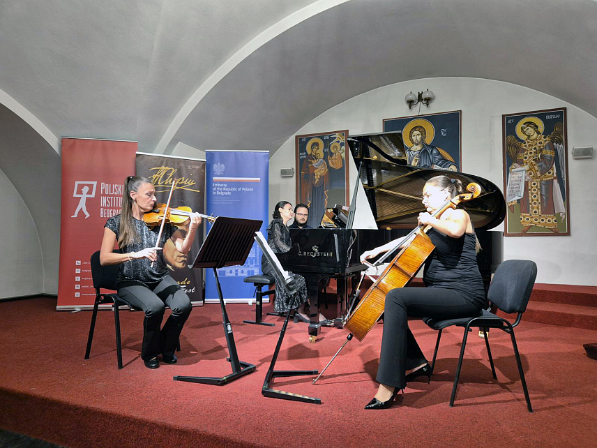 БЕОГРАД, 2. ОКТОБРА /СРНА/ - Наступом клавирског трија "Амон" и пијанисте Динка Благојевића из Бањалуке вечерас је у крипти Цркве Светог Марка у Београду свечано отворен 13. београдски "Шопен фест".	