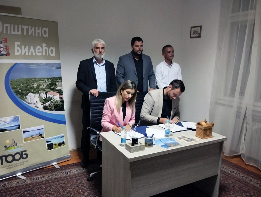БИЛЕЋА, 2. ОКTОБРА /СРНА/ - Преставници туристичких организација општина Билећа и Никшић потписале су данас меморандум о сарадњи с циљем заједничке промоције туристичких потенцијала и развоја прекограничних пројеката.	