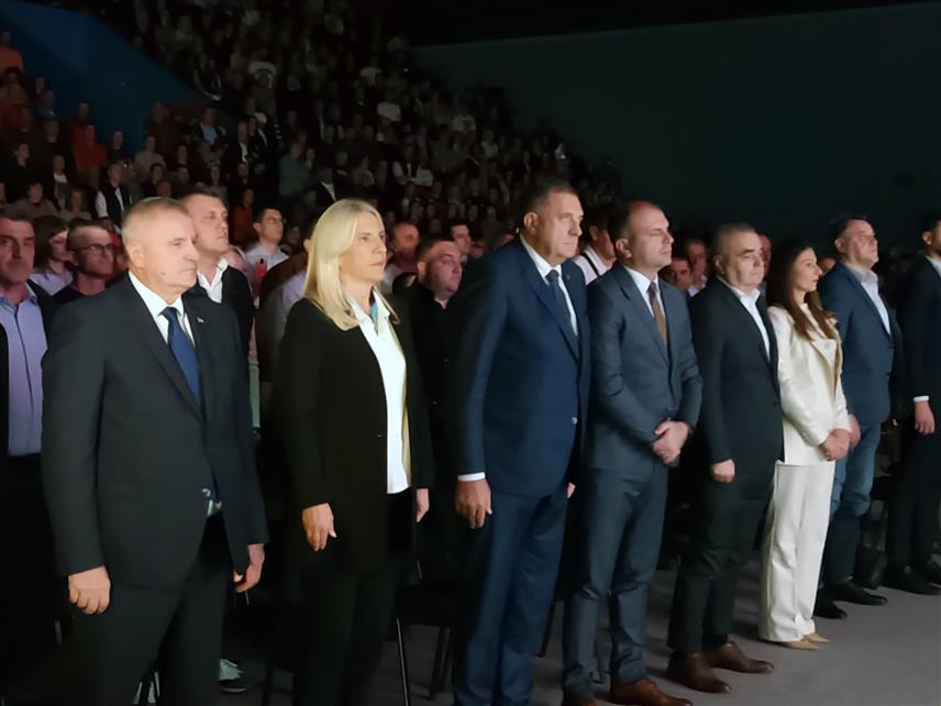 ЗВОРНИК, 2. ОКТОБРА /СРНА/ - Предсједник СНСД-а Милорад Додик поручио је вечерас да је Зворник град побједа у који долази по још једну побједу кандидата СНСД-а за градоначелника Бојана Ивановића и одборничке листе која ће чинити скупштинску већину.