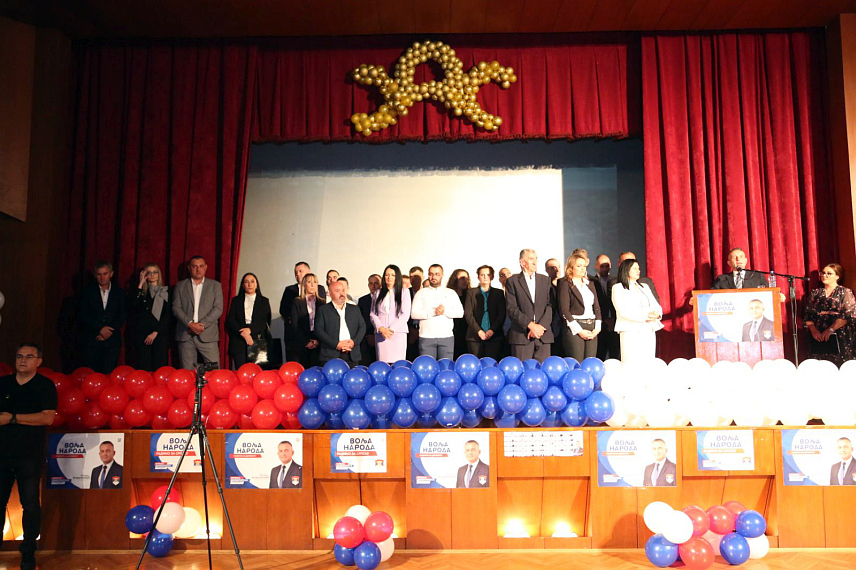 ДЕРВЕНТА, 2. ОКТОБРА /СРНА/ - Централна трибина СДС-а одржана вечерас у Дервенти у Центру за културу. Централном скупу присуствовали су представници политичких партија ПДП, ДНС, Народни фронт, чланови и симпатизери СДС-а и гости из сусједних општина и градова.	