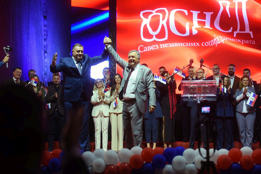 БИЈЕЉИНА, 2. ОКТОБРА /СРНА/ - Предсједник СНСД Милорад Додик подржао је вечерас кандидата ове странке за градоначелника Бијељине Микајла Лазића и поручио да ће он интегрисати Семберију која је капија Републике Српске према Србији.