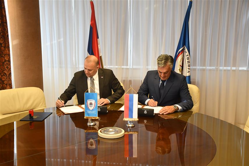 БАЊАЛУКА, 2. ОКТОБРА /СРНА/ - Министар унутрашњих послова Републике Српске Синиша Kаран и директор Техничке школе Бањалука Владимир Куваља потписали су данас Споразум о сарадњи у области оспособљавања ученика Средње школе унутрашњих послова за возаче моторних возила.