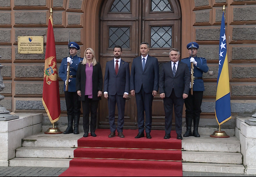 САРАЈЕВО, 30. ОКТОБРА /СРНА/ - Чланови Предсједништва БиХ Жељка Цвијановић, Денис Бећировић и Жељко Комшић данас су у Сарајеву, уз највише почасти, дочекали предсједника Црне Горе Јакова Милатовића.