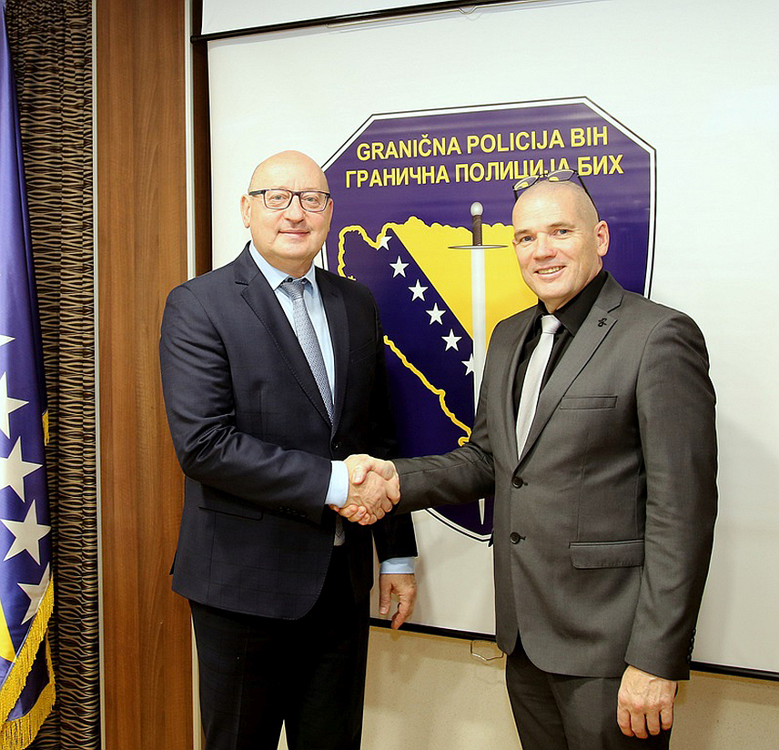 САРАЈЕВО, 30. ОКТОБРА /СРНА/ - Директор Граничне полиције БиХ Мирко Купрешаковић састао се данас у Сарајеву са полицијским аташеом Амбасаде Словеније у БиХ Дамјаном Жагаром .
