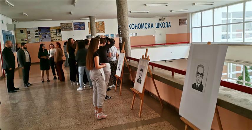 ДОБОЈ, 30. OKТОБРА /СРНА/ - Изложба портрета српских књижевника "Великани наше историје" аутора Борислава Маљеновића отворена је данас у холу Економске школе у Добоју поводом прославе Дана школе - 31. октобра.