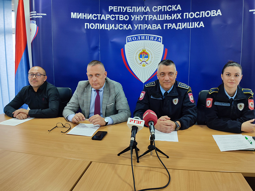 ГРАДИШКА, 30. ОКТОБРА /СРНА/ - Начелник Полицијске управе Градишка Слободан Торбица са сарадницима на конференцији за новинаре.