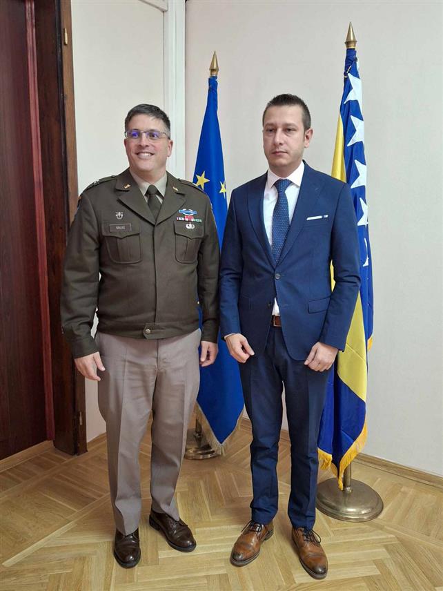 САРАЈЕВО, 30. ОКТОБРА /СРНА/ - Замјеник министра одбране у Савјету министара Александар Гогановић на састанку са командантом НАТО штаба у Сарајеву бригадним генералом Метјуом Валасом.