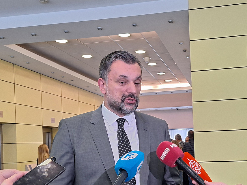 САРАЈЕВО, 30. ОКТОБРА /СРНА/ - Министар иностраних послова у Савјету министара Елмедин Конаковић у обраћању новинарима у Сарајеву.