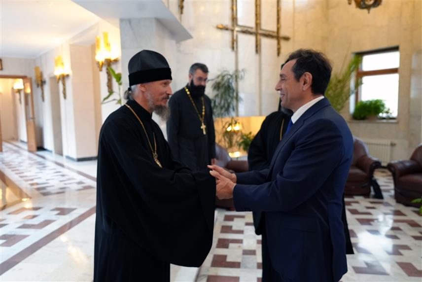 БЕОГРАД, 30. ОКТОБРА /СРНА/ - Потпредсједник Владе Србије Александар Вулин, који се налази у званичној посјети Бјелорусији, пренио је поздраве Његове светости патријарха српског Порфирија митрополиту минско-заславском, егзарху московског патријарха Венијамину и позив да посјети Србију.	