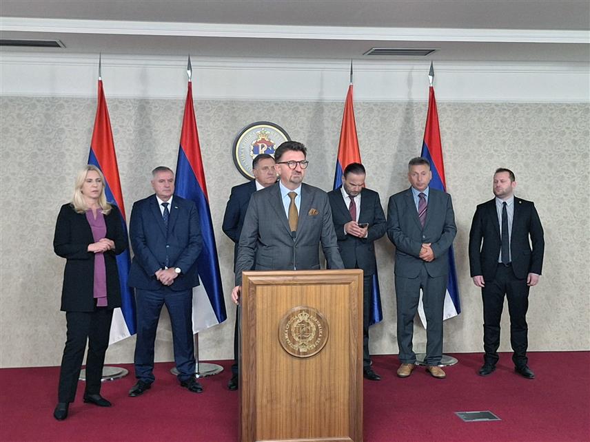 ИСТОЧНО САРАЈЕВО, 30. ОКТОБРА /СРНА/ - Миљкан Пуцар, адвокат в.д. директора "Службеног гласника Српске" Милоша Лукића на конференцији за новинаре данас у Источном Сарајеву.	