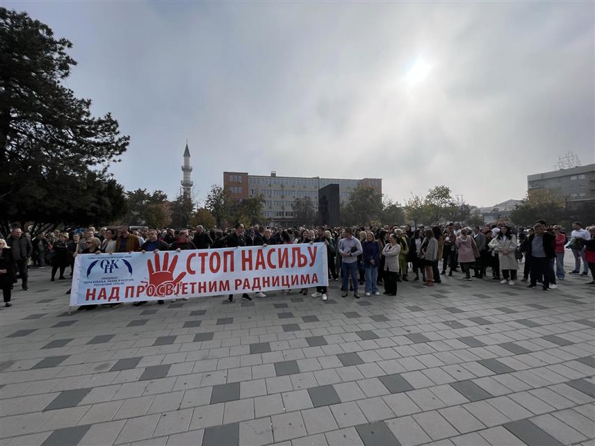 БИЈЕЉИНА, 30. ОКТОБРА /СРНА/ - Неколико стотина просвјетних радника данас је на мирном скупу у Бијељини изразило противљење насиљу над просвјетним радницима, али и ученицима и родитељима.