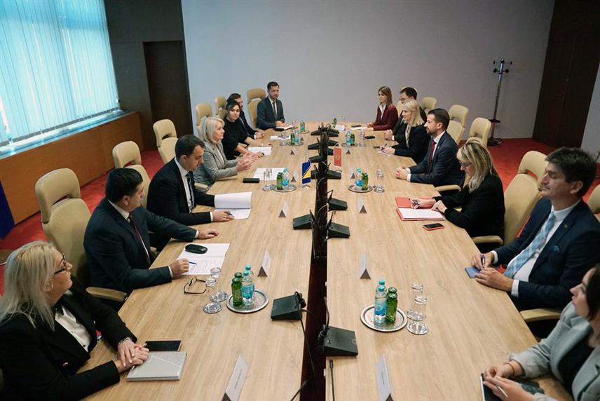 САРАЈЕВО, 30. ОКТОБРА /СРНА/ - Предсједавајућа Савјета министара Борјана Кришто данас је у Сарајеву разговарала с предсједником Црне Горе Јаковом Милатовићем, током његове службене посјете БиХ, а посебан нагласак стављен је на саобраћајно повезивање и убрзавање динамике у тој области.