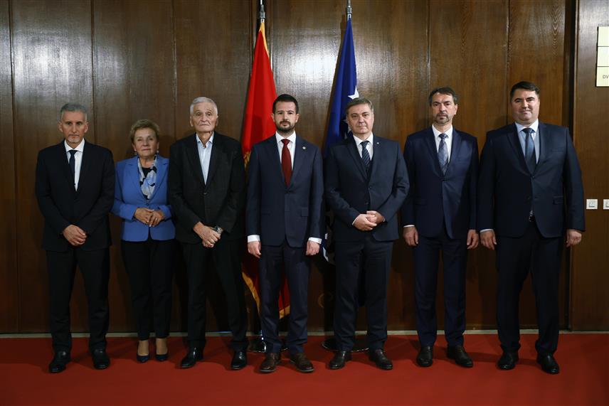 САРАЈЕВО, 30. ОКТОБРА /СРНА/ - Чланови Заједничког колегијума оба дома Парламентарне скупштине БиХ састали су се данас у Сарајеву са предсједником Црне Горе Јаковом Милатовићем, а на састанку је истакнуто да двије земље имају одличне и пријатељске односе, те да постоји много простора за бољу привредну сарадњу и повећање спољнотрговинске размјене.