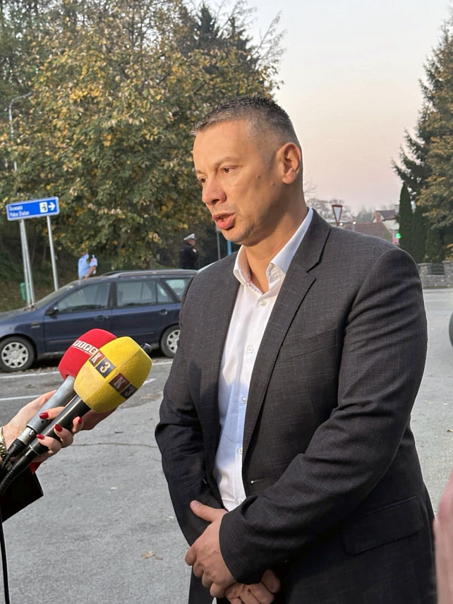 НОВИ ГРАД, 30. ОКТОБРА /СРНА/ - Министар безбједности у Савјету министара Ненад Нешић у обраћању новинарима данас у Новом Граду након посјете породици полицијског службеника, Озрена Марана, који је убијен у терористичком нападу на Полицијску станицу Босанска Крупа у четвртак, 24. октобра.	