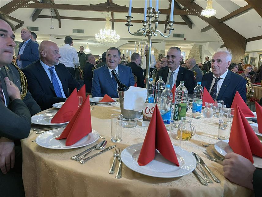 БАЊАЛУКА, 30. ОКТОБРА /СРНА/ - Предсједник Републике Српске Милорад Додик присуствовао је вечерас у Бијељини обиљежавању 80 година рада компаније "Орао".	