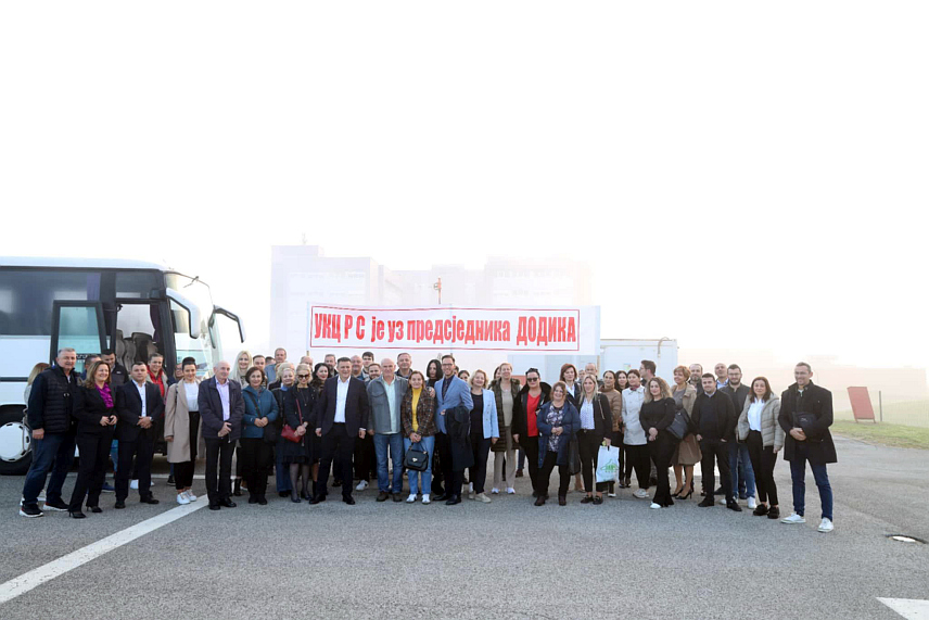 БАЊАЛУКА, 30. ОКТОБРА /СРНА/ - Начелници клиника, љекари и медицинско особље Универзитетског клиничког центра Републике Српске отпутовали су из Бањалуке у Сарајево како би подржали предсједника Републике Милорада Додика на данашњем суђењу пред Судом БиХ.